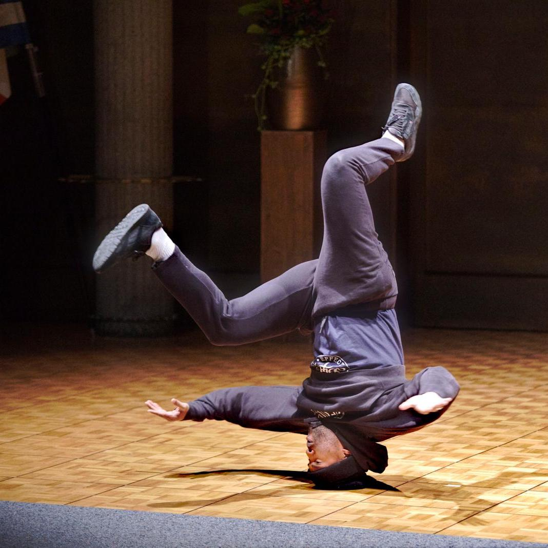 Friburgera's tweet photo. #Dies #Academicus an der #Universität Freiburg. Breakdance-Einlage. 🕺
⠀⠀⠀⠀⠀⠀⠀⠀⠀⠀⠀
📸 by Aldo Ellena
⠀⠀⠀⠀⠀⠀⠀⠀⠀⠀⠀
#breakdance #tanz #dance #hiphop #hip-hop #uni #fribourg #freiburg @unifribourg https://t.co/9qLjMpwhhu