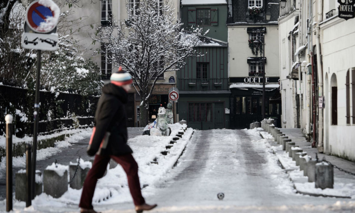 BFMTV's tweet photo. Neige: les flocons se mêlent à la pluie en Ile-de-France ce vendredi
https://t.co/JmHS9903w7 https://t.co/n6d0CDj6d2