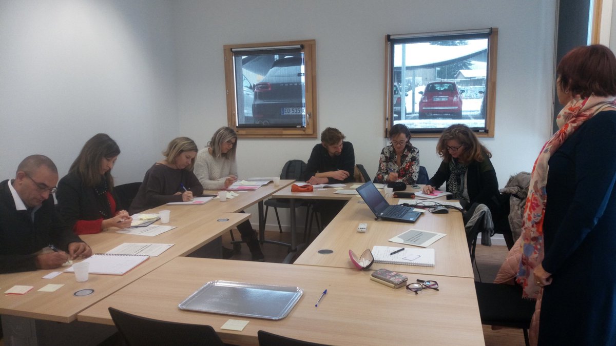 VOIRON Malgré la neige les employeurs des secteurs :  public, privé,  insertion, groupement étaient présents pour partager et proposer des pistes de collaboration pour répondre aux besoins des services à la personne Bravo à Fréderic Juquel
#monchoixpro #VUM #poleemploi