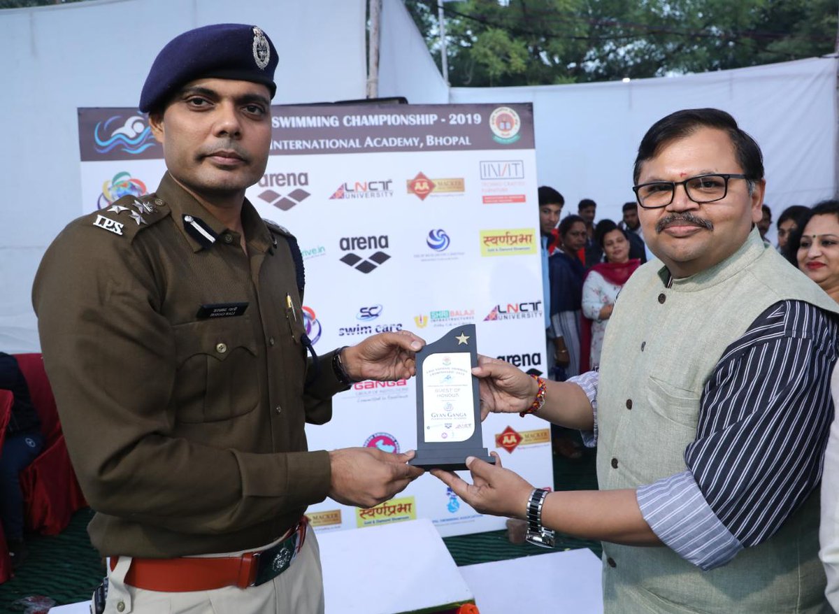 ggiabhopal's tweet photo. Privileged to host Shri Irshad Wali Sir, D.I.G. Bhopal at CBSE National Swimming Championship and heartfelt thanks for giving away medals to winners. @digpolicebhopal
@vinyraj @minyraj #ggiabhopal #cbseswimming https://t.co/Xw2hAvFzuX