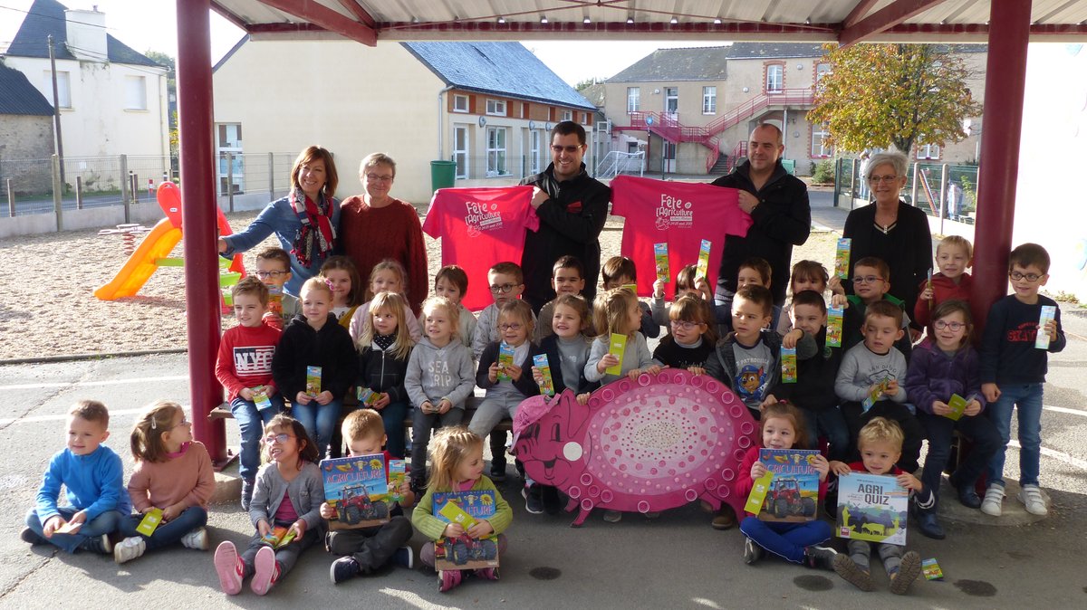 jeunesagri44's tweet photo. Aujourd'hui, les enfants de l'école Sainte-Marie, à la Chapelle-des-Marais, heureux gagnants du concours du Petit 🐖 des écoles, ont reçu leurs cadeaux : des livres, un jeu de plateau et des Incollables sur l'agriculture !
Le public avait été nombreux à voter pour leur petit 🐖! https://t.co/RkCqKwGOzz