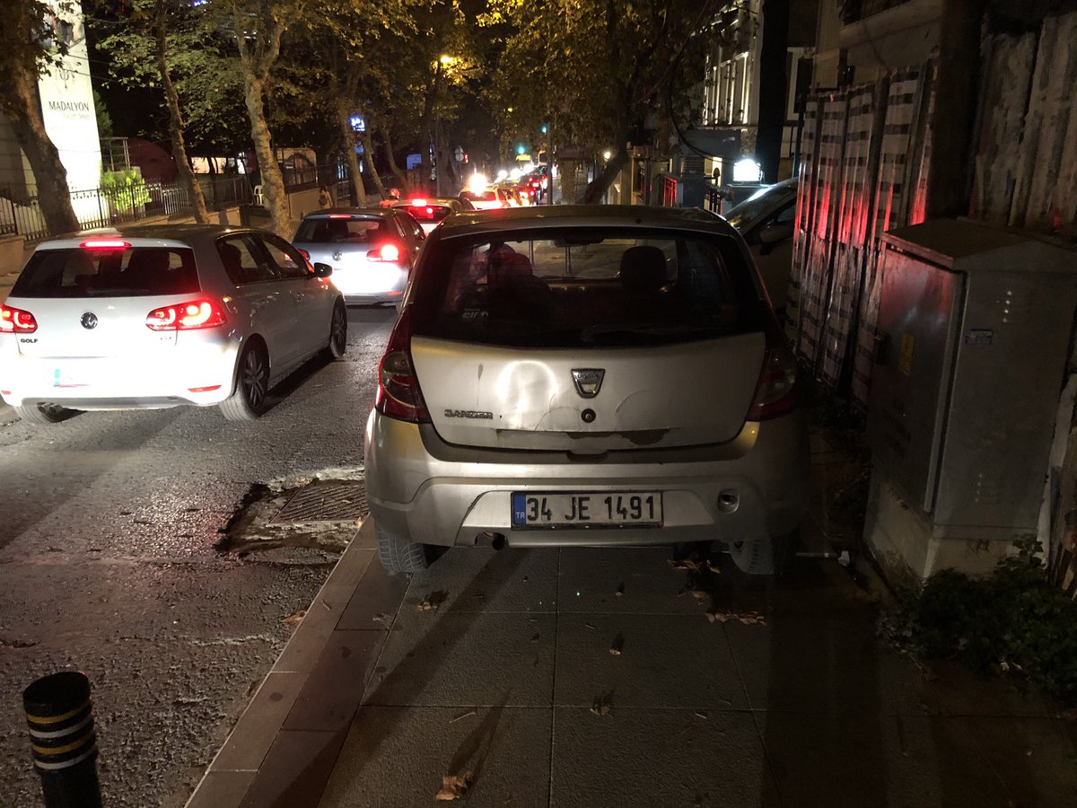 Yaya kaldırımları araç sürücülerinin dilediklerince park etmeleri için yapılmıştır.
Taşıt aracına binme olanağı olmayanlar, evlerinde oturmalıdırlar.
İstanbul, Beşiktaş, Levent.
<a href="/trafikihlali/">Trafik İhlali</a> <a href="/TrafikMagandasi/">Trafik Şikayet</a> <a href="/Kaldurum_hali/">Kaldurum</a>