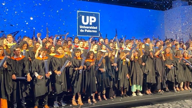 UPderecho's tweet photo. ¡Felicitaciones Graduados UP 2019! Y así culmina una etapa para comenzar otra llena de nuevos desafíos, proyectos y crecimiento. Les deseamos el mayor de los éxitos. ¡Hasta siempre!
#UniversidadDePalermo #GraduadosUP https://t.co/moPcRSX9yw