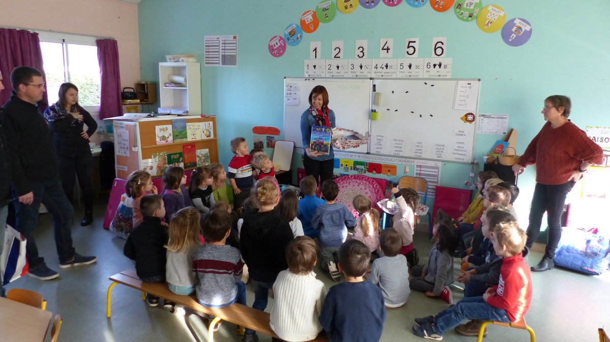 jeunesagri44's tweet photo. Aujourd'hui, les enfants de l'école Sainte-Marie, à la Chapelle-des-Marais, heureux gagnants du concours du Petit 🐖 des écoles, ont reçu leurs cadeaux : des livres, un jeu de plateau et des Incollables sur l'agriculture !
Le public avait été nombreux à voter pour leur petit 🐖! https://t.co/RkCqKwGOzz