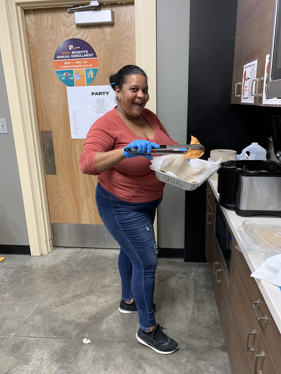 dalzire's tweet photo. It’s empanada day at #HomeDepot6367! @thdkwalk @rachel_mcelheny @thines74 @D_Rich_HD @Spencernorrist1 https://t.co/kDAlankJil