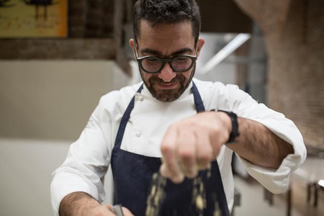 Radio24_news's tweet photo. Ultima tappa marchigiana da @ChefBiagiola , chef del “#SignoreTeNeRingrazi” di #Montecosaro. Assaggiamo il suo #spaghetto all'olio, un piatto semplice ma che va all'essenza di questa terra
#MangiaComeParli 
#Marche https://t.co/uqpe1Vc7YM