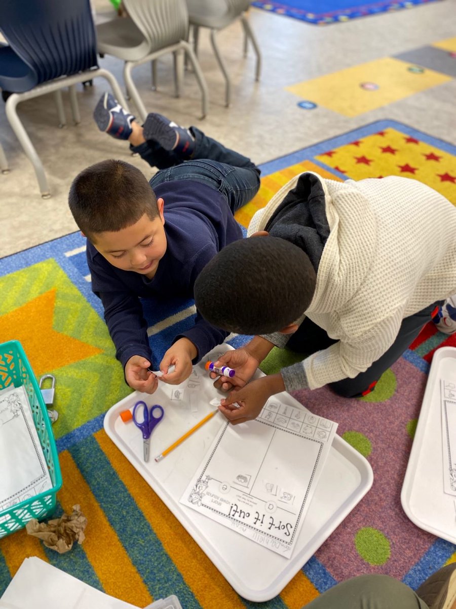 acpsLINK's tweet photo. A-E-I-O-U
Students at FTD LINK Club work hard sorting vowels afterschool.
#LINKingInstruction #NurturingKnowledge https://t.co/fTDXsLNXEP