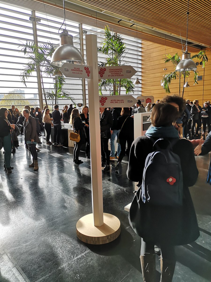 breenfrance's tweet photo. Retour sur la 2ème édition de #Socialchange
#htab, #edesk, lettrages, cloisons auto-portées et panneaux signalétiques étaient au grand rendez-vous de la Responsabilité Sociétale des Entreprises. 💼🤝
Merci à @LaCiteCongres et à @RSEnantes pour leur confiance. 🌿 #rse #design https://t.co/m7d9PLEvGV