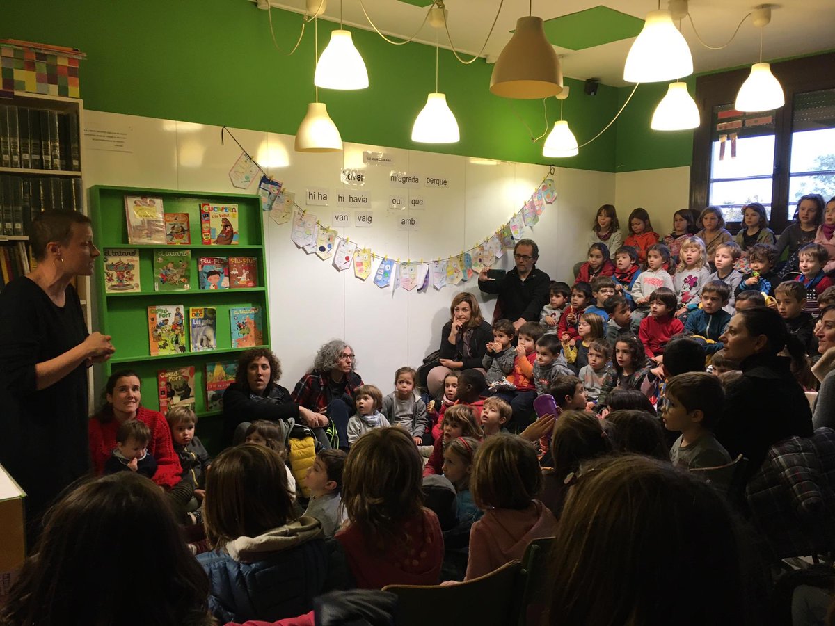 AmpaAndersen's tweet photo. Primera tarda de contes amb la història de ‘El rei sense nas’, amb un gran èxit, a l’escola

Tots ben atents i gaudint! https://t.co/9Jn1MwEDEx