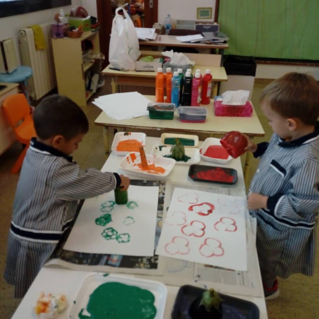 epiagranollers's tweet photo. Els nens i nenes de P3 hem estampat diferents verdures amb pintura... pebrot vermell, verd, carxofes, pastanagues i albergínies. Ha estat molt divertit! #P3 #estampem #summem https://t.co/evFbSYX0Hk