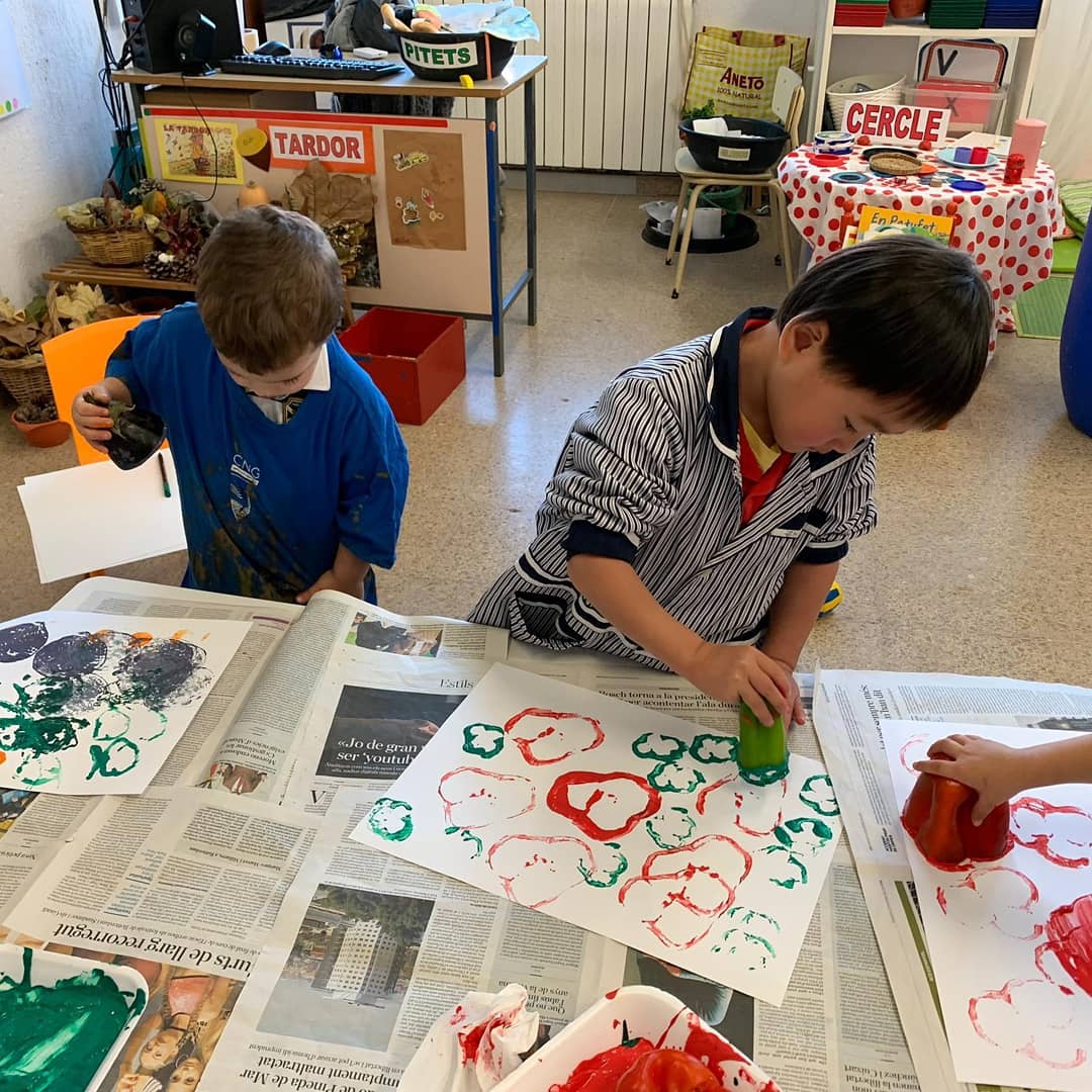 epiagranollers's tweet photo. Els nens i nenes de P3 hem estampat diferents verdures amb pintura... pebrot vermell, verd, carxofes, pastanagues i albergínies. Ha estat molt divertit! #P3 #estampem #summem https://t.co/evFbSYX0Hk