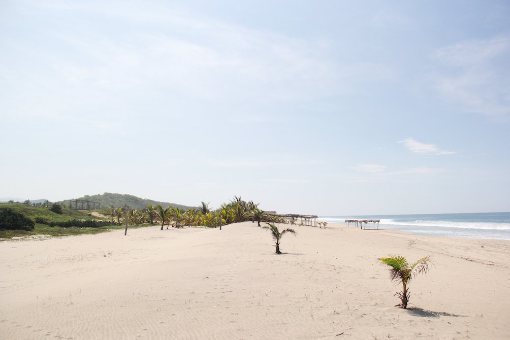 Playa El Venado’s community participates in our programs: clay workshop, mobile library and film screenings.
- 
La comunidad de Playa El Venado participa en nuestros programas: talleres de barro, biblioteca móvil y proyecciones de cine.