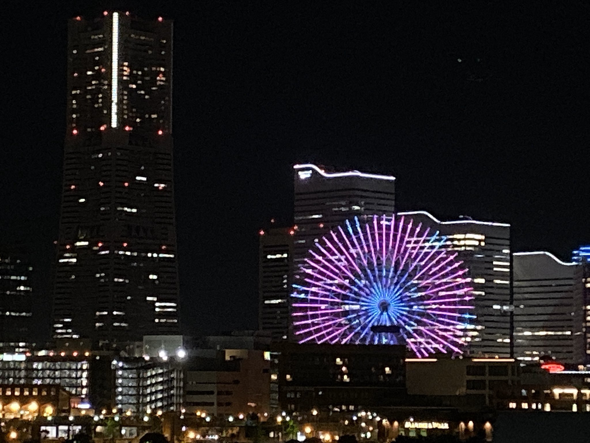 Yasunori Amano 横浜みなとみらいで深夜のロケ地巡り 横浜港大さん橋 仮面ライダービルド第1話のビルド登場シーン 紗羽さんがスマッシュに襲われてビルドが助けたところね 横浜の夜景をバックに浮かび上がったビルドの姿は印象的でした 仮面 Yasunori Amano 横浜みなとみらいで深夜のロケ地巡り 横浜港大さん橋 仮面ライダービルド第1話のビルド登場シーン 紗羽さんがスマッシュに襲われてビルドが助けたところね 横浜の夜景をバックに浮かび上がったビルドの姿は印象的でした 仮面