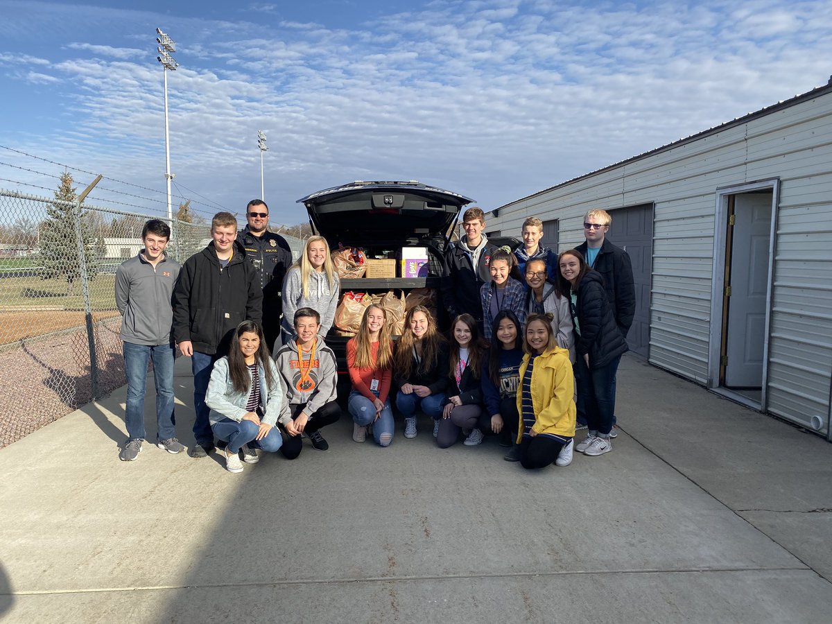 HuronStuCo's tweet photo. Thank you everyone who donated items! The food drive was a success! 🐯#hurontigers https://t.co/2IuGnu3Nmm