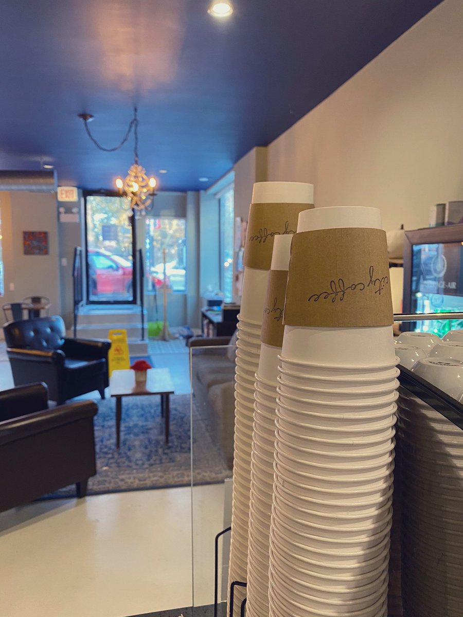 Happy Friday!! We’re here serving up some delicious drinks today to get your weekend started off right! ☕️🖤