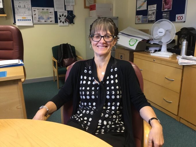 MHLD_SBUHB's tweet photo. Dyma Helen, un o'n ysgrifenyddion yng Nghlinig Caswell, mae Helen wedi gweithio yn y gwasanaeth ers 34 mlynedd, mae hi'n gwneud yn wych ac rydyn ni'n gwerthfawrogi'n fawr #CwrddâChydweithwyr #LloniannauiCydweithwyr #UIMAD @BaeAbertaweGIG https://t.co/jQqk3gJxry