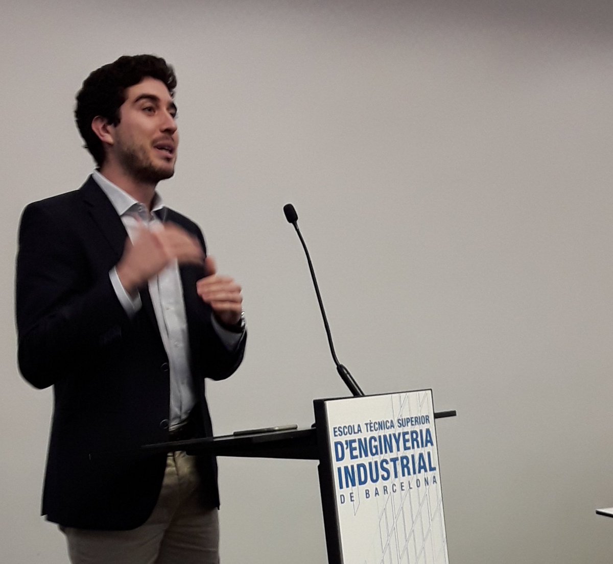 ETSEIB_UPC's tweet photo. @la_UPC El professor Ernest Bosch del departament d'Enginyeria Mecànica de l'#ETSEIB de @la_UPC ha estat escollit pels graduats d'aquesta promoció per fer el següent parlament  #graduacioETSEIB2019 #enginyeriaindustrial https://t.co/IjGzPhi98D