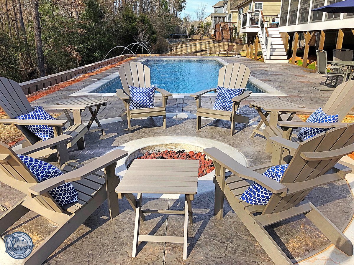 PoolscapesCLT's tweet image. The warmth of the fire brings us together.  #firepit #fiberglasspool #familybackyard #backyarddesign #poolside
