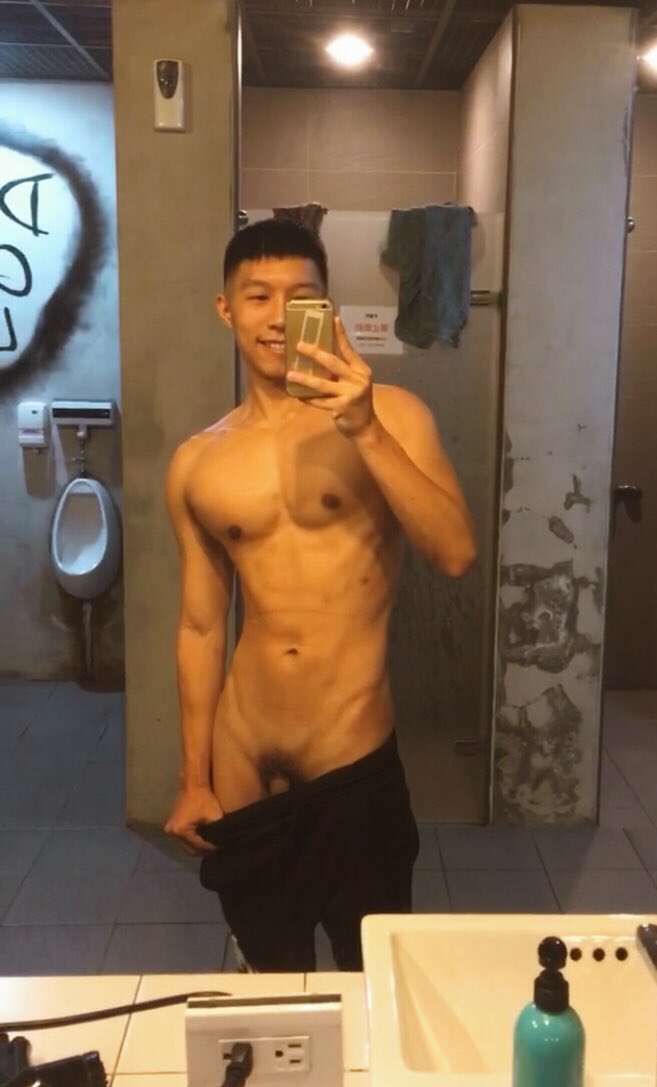 Ed_Huang_'s tweet photo. 三天捕魚，三十天曬網的健身，越來越不精實了，大家將就點看~健身真的要有伴，練完還能互相搓背<3
.
#冬天要包緊緊讓人更沒動力
#抱歉這次背景跟上次一樣
#下次會努力找新地方拍的 https://t.co/TdnOxv9qu8