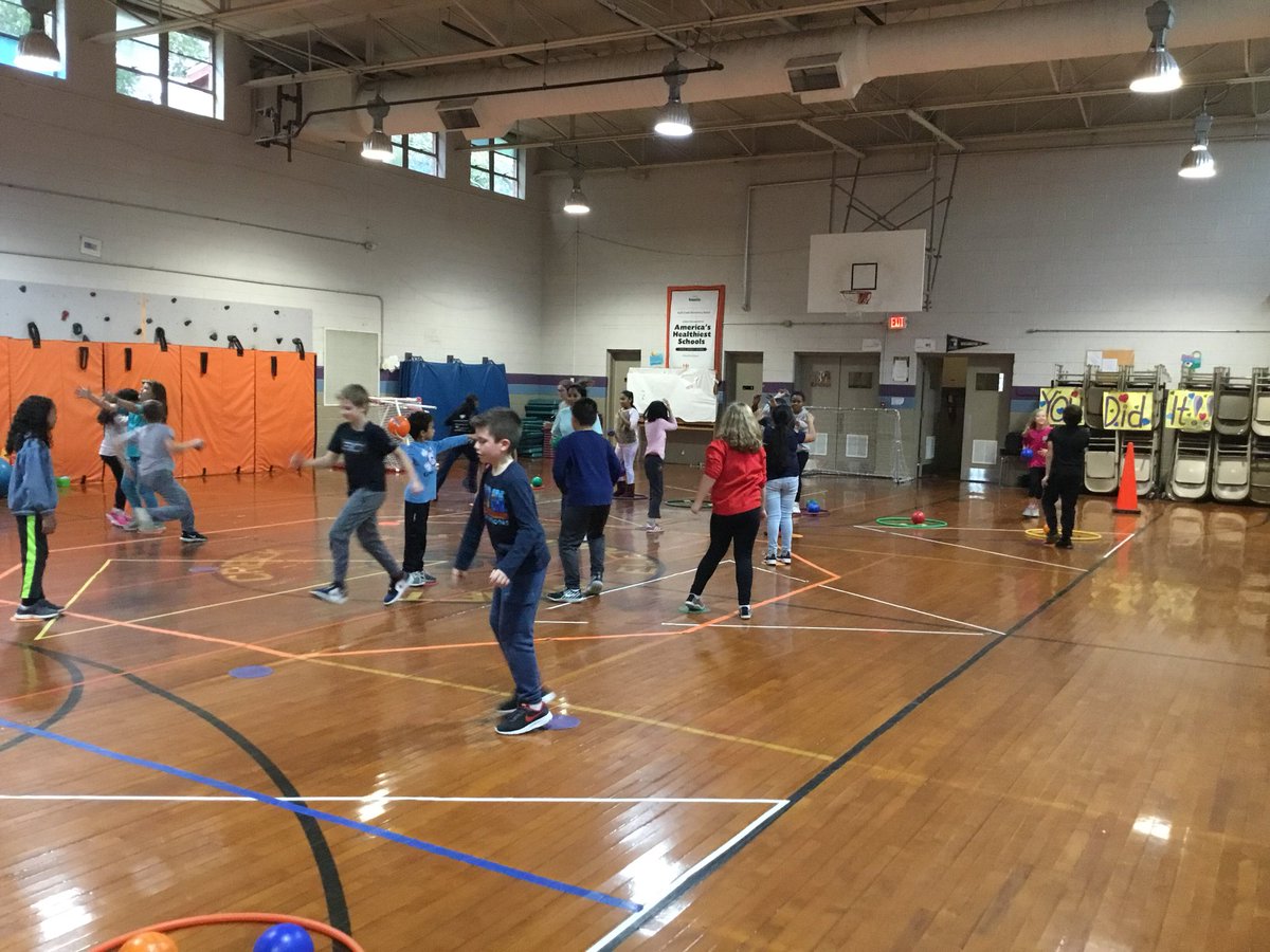 BlairFit4Life's tweet image. 4th grade loves to play #throwingandcatching #skillpractice 

Thanks @CoachPirillo they love 3 Catch Extravaganza 👍@SCESROARS