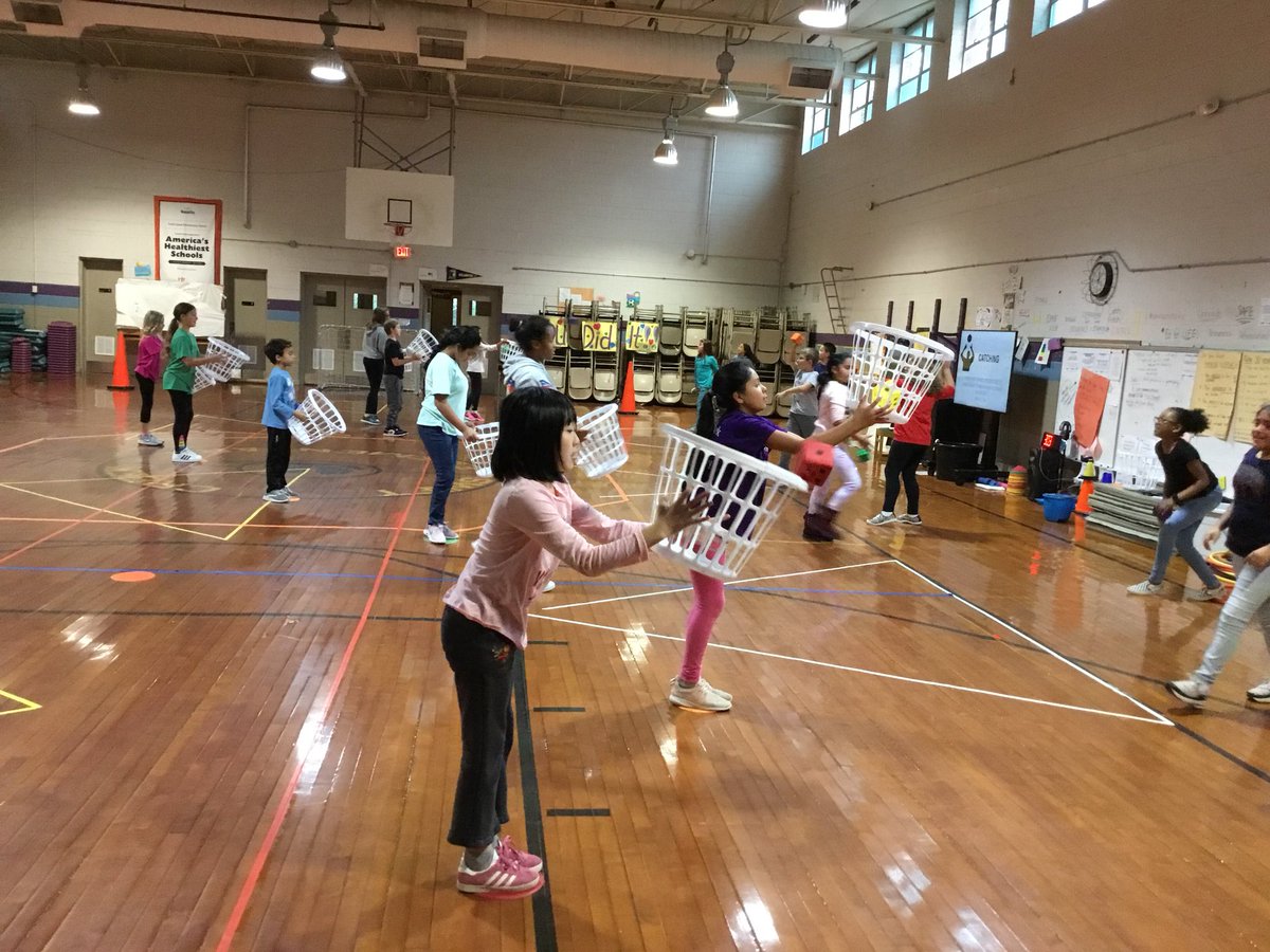 BlairFit4Life's tweet image. 4th grade loves to play #throwingandcatching #skillpractice 

Thanks @CoachPirillo they love 3 Catch Extravaganza 👍@SCESROARS