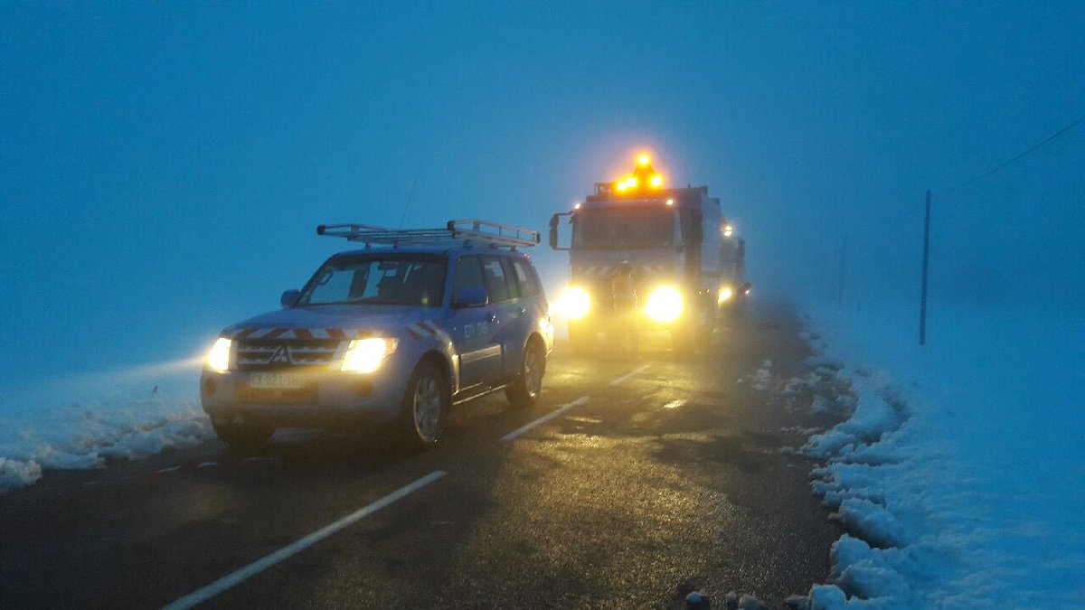 Enedis_AuRA's tweet photo. Point de 17h ❄️ ➡️ 245 500 foyers restent privés d’électricité dont 75000 dans la #Drôme, 52000 en #Ardeche, 19000 dans le #Rhone, 10000 dans la #Loire et 3500 dans l’#Ain. Plus de 2000 salariés @enedis sont mobilisés pour réalimenter au plus vite tous les clients. #neige #enedis https://t.co/dpVa29Sv36