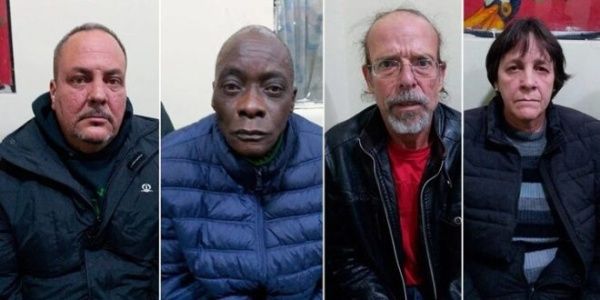 El Gobierno de Cuba exige el cese al hostigamiento contra médicos de ese país que se encuentran en Bolivia👉bit.ly/2OmbGMW

Los galenos fueron detenidos en El Alto con su sueldo, sin embargo fueron acusados de financiar las protestas en rechazo al #GolpeDeEstadoBolivia
