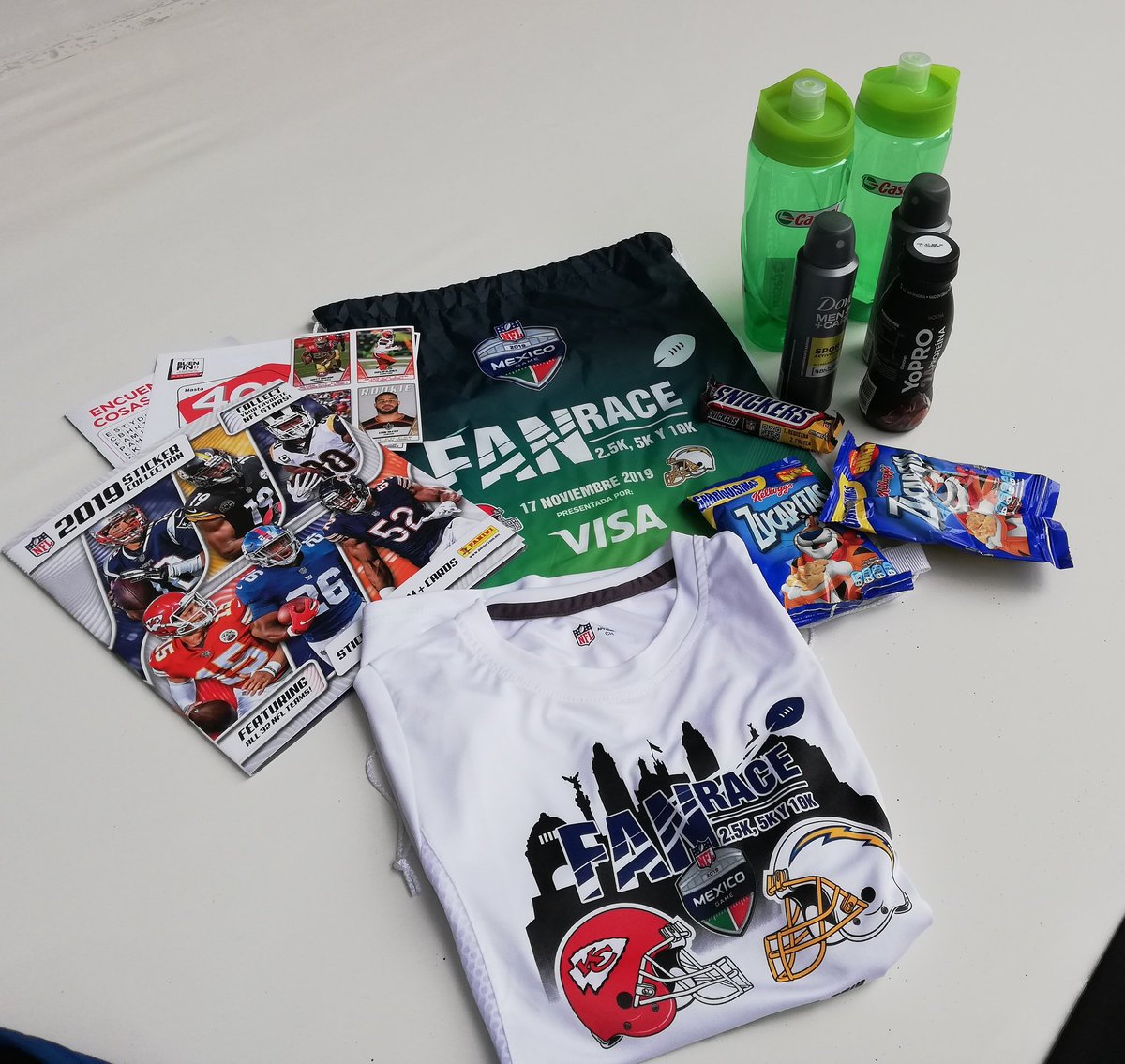El kit que se está entregando a todos los corredores de #NFLFanRace 🏈 en la Explanada de Liverpool Insurgentes.