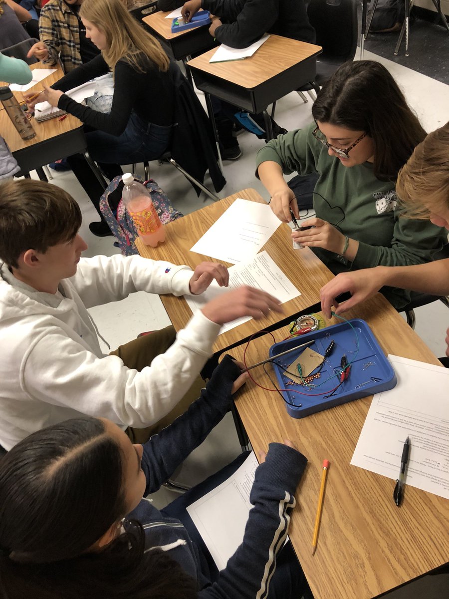 sagold's tweet photo. Ms. Simpson and Mrs. DeJesus had their students complete a discovery electromagnetic lab today! They did a great job working through failures to find solutions! #GrowthMindset #FridaysAreForLearning @RichmondHill_HS 🧲🔋🧭 https://t.co/XI9nB3TJCr