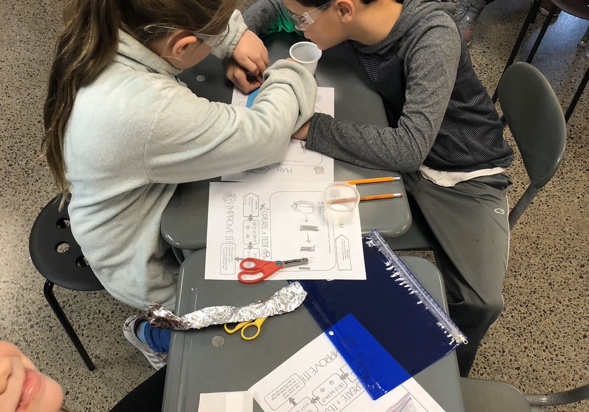 CleveHillES's tweet photo. Today, the students in Mrs. Mischlerโs 4th grade class flexed their problem solving muscles as they worked in groups to make paper flashlights with LED bulbs! They enjoyed the time to explore and investigate. #FutureEngineersatWork https://t.co/wdnkEw0Ph0
