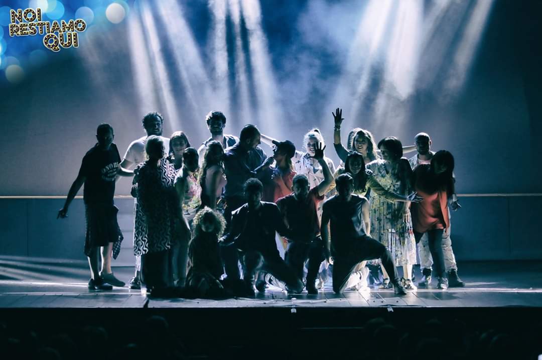 Una commedia musicale che narra di un sogno nel cassetto di un gruppo di giovani...
Un sogno  realizzato dalla Cilea Academy:

"NOI RESTIAMO QUI"

#cileaacademy #noirestiamoqui