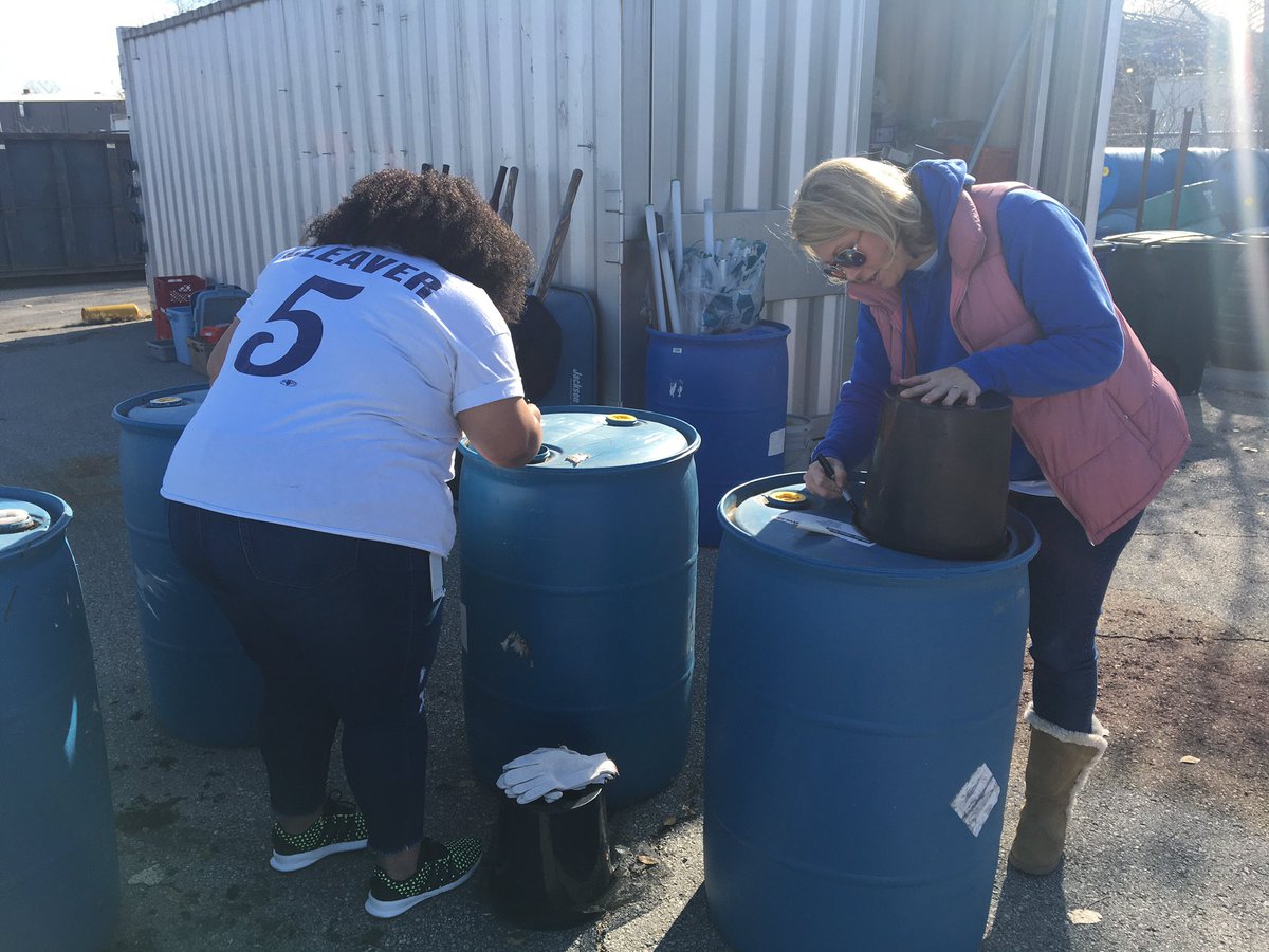 repcleaver's tweet photo. Team Cleaver joined @BTG_KC at their KCMO Drop-Off Recycling Center for a day of service in honor of #AmericaRecyclesDay
#KeepAmericaBeautiful https://t.co/9hptEJnqIV