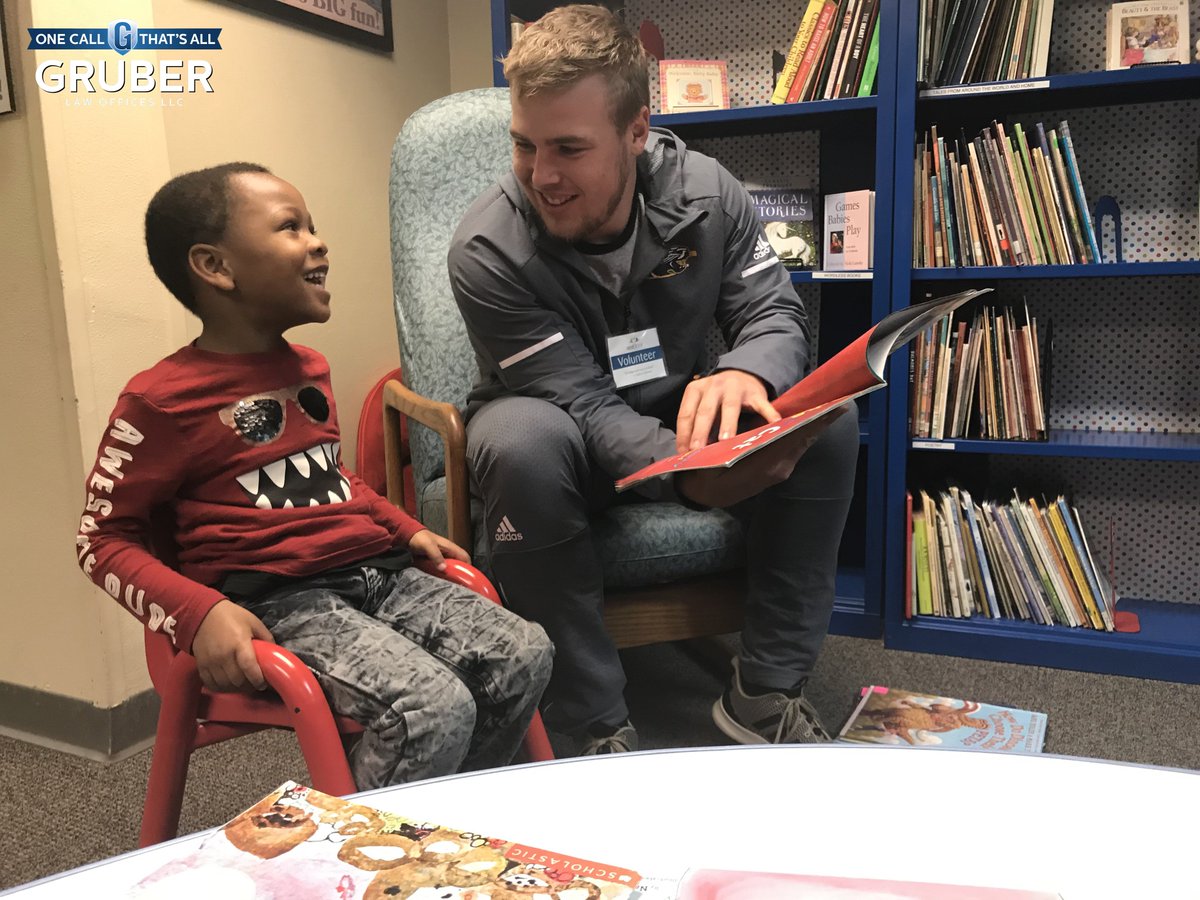 MKEPanthers's tweet image. This morning @mke_baseball teamed up with @gruber_law to read to young Panther fans at @NextDoorMil. #UnitedWeRoar