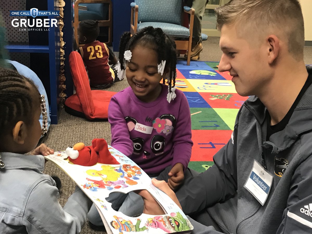 MKEPanthers's tweet image. This morning @mke_baseball teamed up with @gruber_law to read to young Panther fans at @NextDoorMil. #UnitedWeRoar