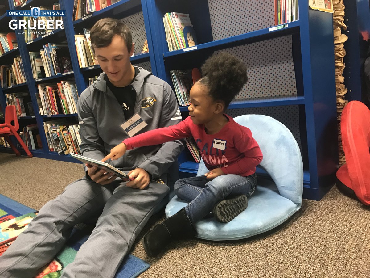 MKEPanthers's tweet image. This morning @mke_baseball teamed up with @gruber_law to read to young Panther fans at @NextDoorMil. #UnitedWeRoar