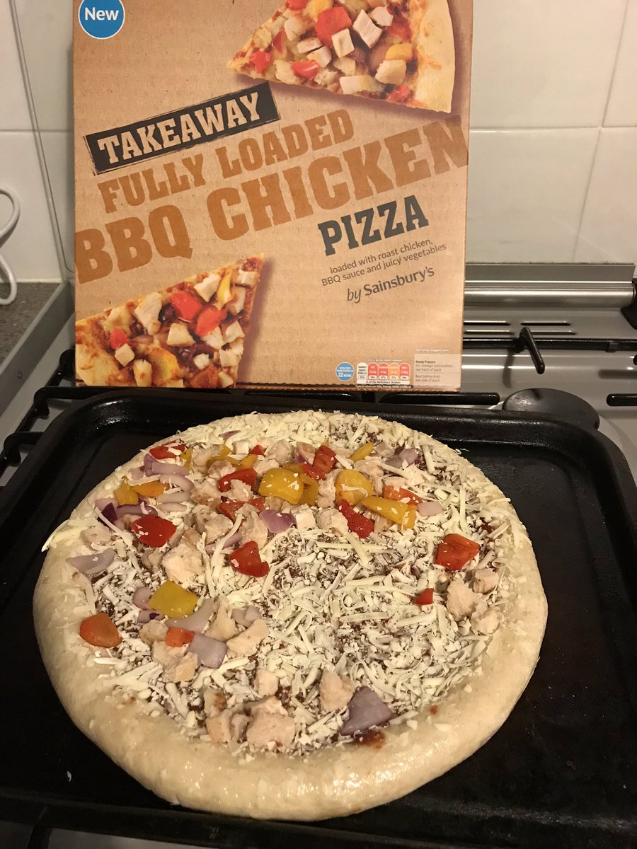 jo_may_'s tweet photo. @sainsburys this pizza is apparently fully loaded 🤔🤨 #onesliceonly #falseadvertising #nearlynakedpizza 😂 https://t.co/P5mYHPTr6G