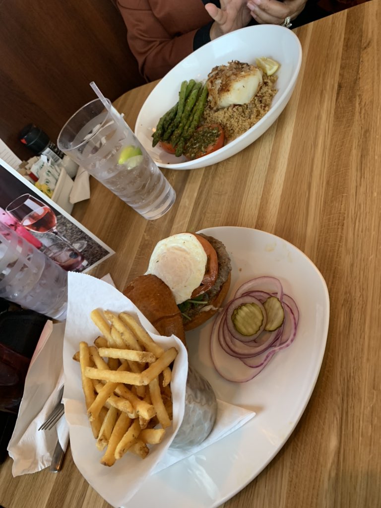 ExpandPGC's tweet photo. #TeamEDC supporting the new @Silver_Diner in the @WoodmoreTCentre today!
#ChoosePrinceGeorges #PGCEDC https://t.co/PZ3wkFJ83j
