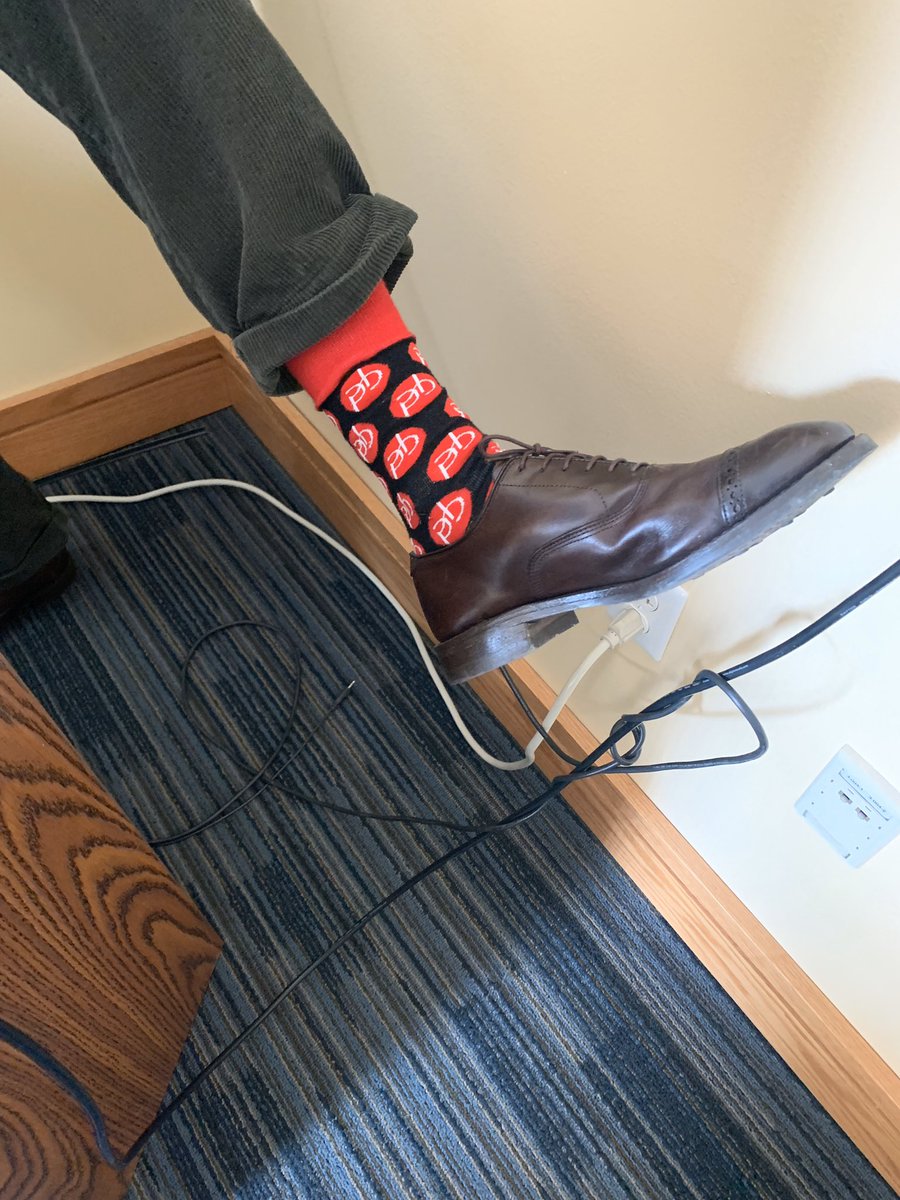 RitaVMRio's tweet photo. Huge Congrats to @faux_sneezes for a superb senior thesis proposal. It’s a joy to have you in the lab! Lucky socks and @driscollmml lucky pen got us started on a great discussion! https://t.co/a8n42nDlJ4
