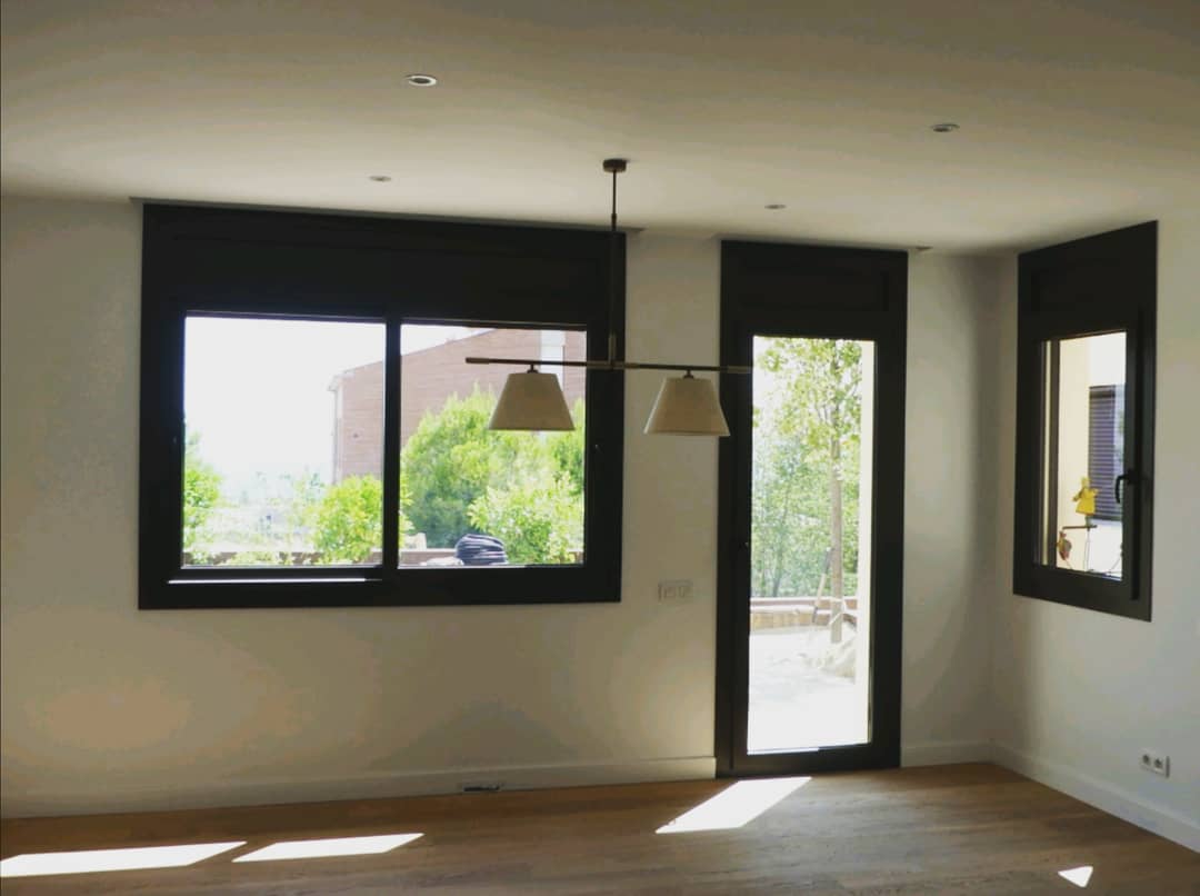 Obertures's tweet image. Obra nueva de PVC Kömmerling color 8017 Kolorten con herrajes de seguridad RC2 y acristalamiento laminado PS9.
Aislamiento y seguridad para tu hogar ✔️🔐
Obertures ⭐ ⭐ ⭐ ⭐ ⭐