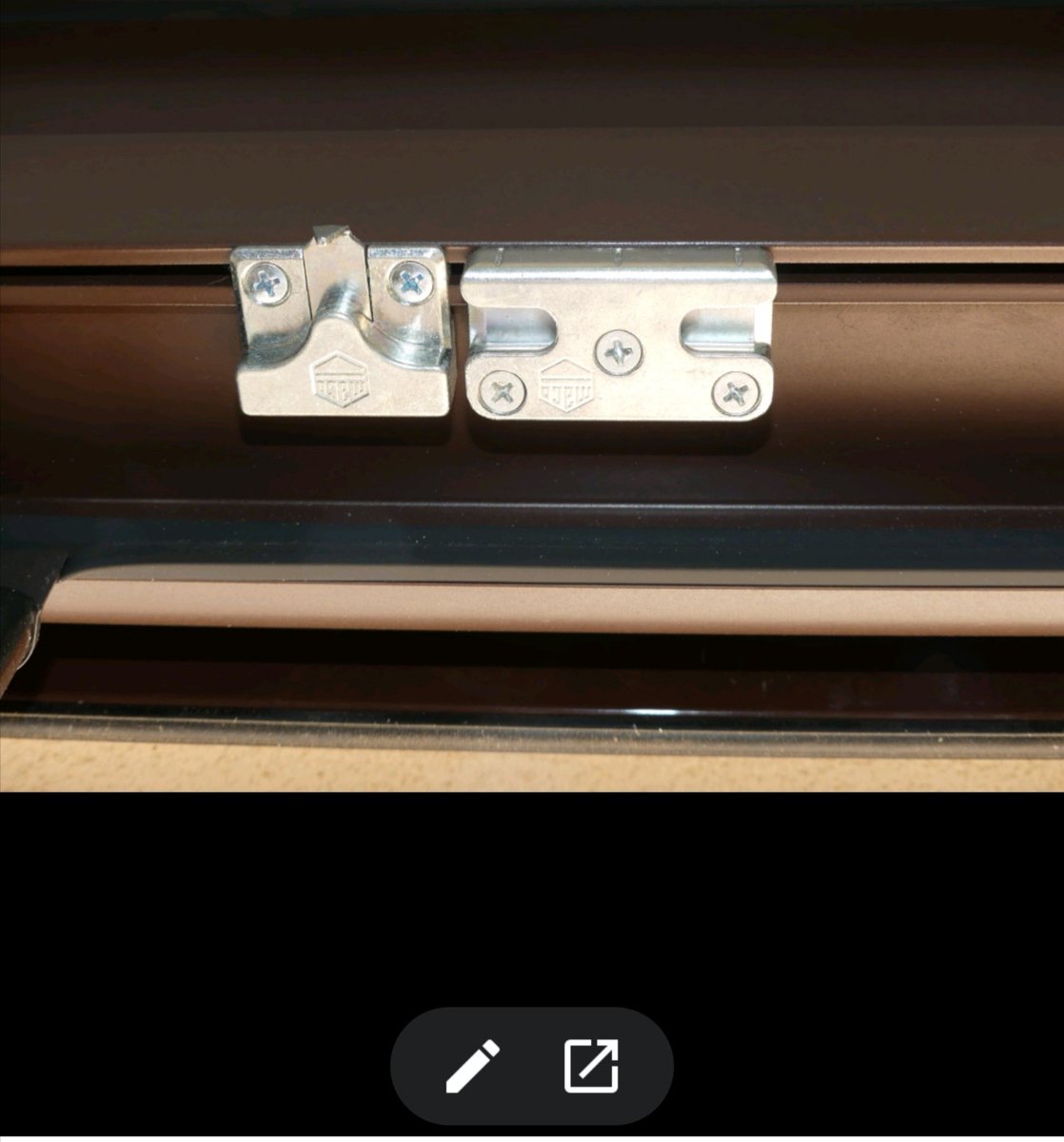 Obertures's tweet image. Obra nueva de PVC Kömmerling color 8017 Kolorten con herrajes de seguridad RC2 y acristalamiento laminado PS9.
Aislamiento y seguridad para tu hogar ✔️🔐
Obertures ⭐ ⭐ ⭐ ⭐ ⭐