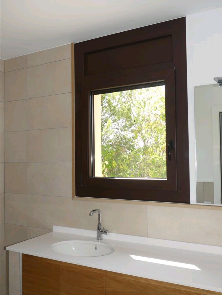 Obertures's tweet image. Obra nueva de PVC Kömmerling color 8017 Kolorten con herrajes de seguridad RC2 y acristalamiento laminado PS9.
Aislamiento y seguridad para tu hogar ✔️🔐
Obertures ⭐ ⭐ ⭐ ⭐ ⭐