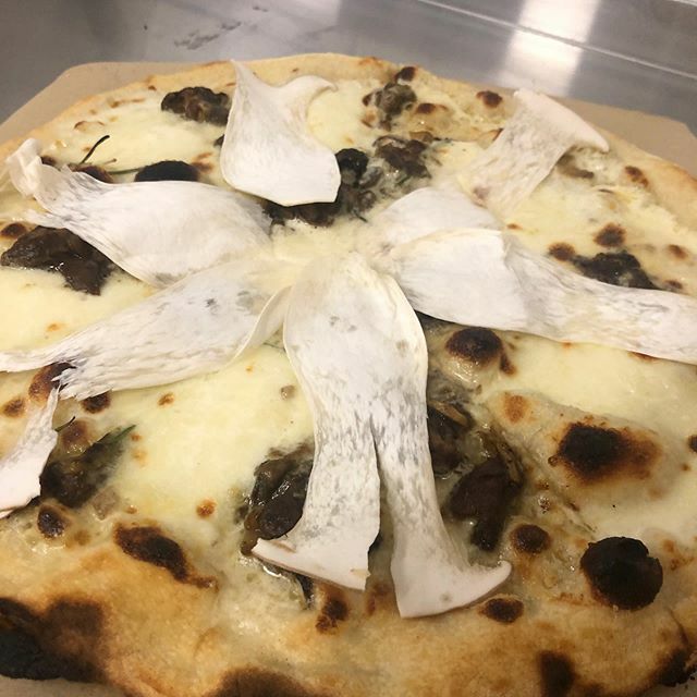 3Kapary's tweet photo. Wielki powrót grzybowej Speciale!
Bianca na sosie śmietanowym z Grana Padano, mozzarella, borowiki smażone na maśle, carpaccio z boczniaków królewskich i oliwa i rozmaryn... #pizza #pizzaspeciale #pizzaitaliana #bianca #pizzabianca #mushrooms #wildmuschr… https://t.co/ixVuQ2lEY9 https://t.co/3IXdFEKpJ0