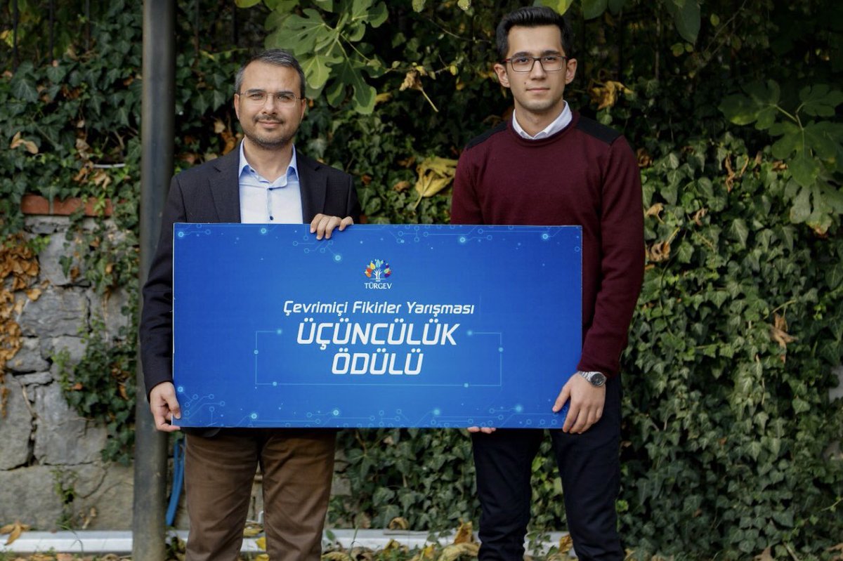 Konya Lokman Hekim Sağlık Meslek Lisesi öğrencisi Ahmet Hakan Apa; otoyollarda kaza ya da arıza durumunda diğer araçları uyararak can kayıplarının önüne geçmeyi amaçlayan Akıllı Reflektör fikri ile üçüncülük ödülü kazandı.