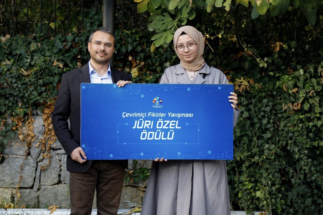 İstanbul Üniversitesi öğrencisi Beyza Nur Kayacı; toplu taşıma araçlarını kullanan engelli vatandaşların hayatlarını kolaylaştıracak Rampalı Tekerlekli Sandalye fikri ile jüri özel ödülü almaya hak kazandı. Tüm yarışmacılarımızı tebrik ediyor, başarılarının devamını diliyoruz.