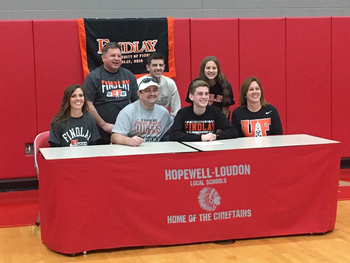 Congrats to Jordan Foster and family on signing to run at University of Findlay! ⁦<a href="/hlpride/">Keep HL Pride Alive</a>⁩