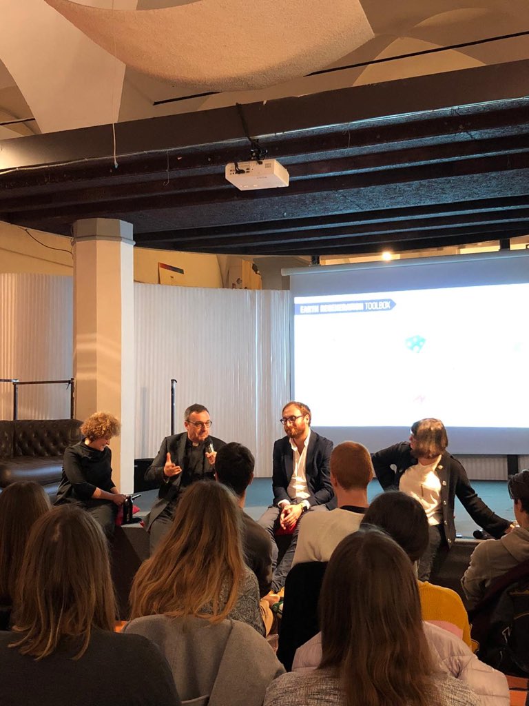 #FoodDiplomacy #CenaBiblica: la realtà in cui creare la Food Diplomacy nasce tra la ricerca di custodire la propria identità e la sfida del sedersi tutti alla stessa tavola. Questo il cuore dello speech di <a href="/donciucci/">Andrea Ciucci</a> in @scuderiacoolab. <a href="/saroversi/">sara roversi</a> <a href="/ClaudiaLarix/">ClaudiaLarix 🌍💞</a> <a href="/VazappHub/">Vazapp Hub Rurale</a>