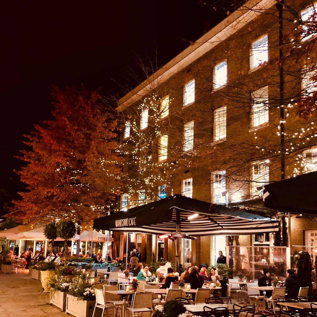ManicomioSW3's tweet image. Twinkle twinkle ✨ 
#dukeofyorksquare #theatrenight #friendscatchup #londonnights #autumnal
📷 by @sarahos12
📍 85 Duke of York Square, SW3 4LY
🖥 manicomio.co.uk
☎️ 020 7730 3366