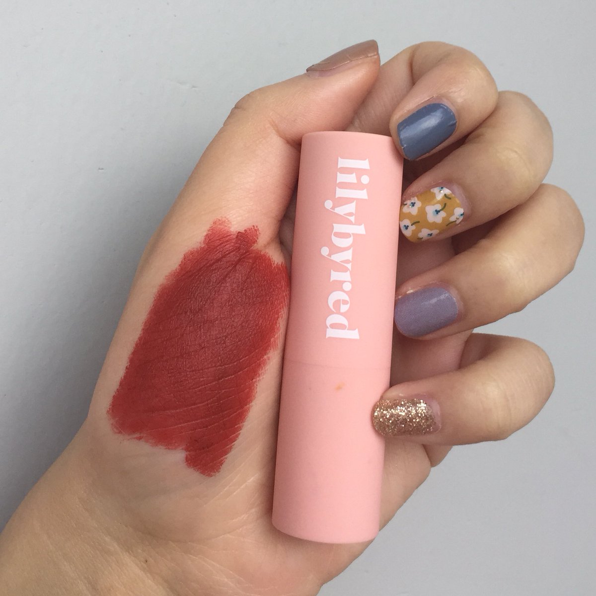 babebabereview's tweet photo. มันต้องดีย์อะไรขนาดนี้ อยากจิรีวิว Lilybyred mood cimema matte ending เนื้อกำมะหยี่ นุ่มลื่น แบบกลบสีปากมิดมาก แนะนำสีเบอร์ 07 เลยจ้า แดงก่ำๆ ราคาก็ดีย์ ตอนนี้ลดจาก 590 บาทเหลือเพียง 290 บาท ที่ @EVEANDBOY   เลยจ้า  #ของดีบอกต่อ #babebabereview #ของดีเกาหลี https://t.co/wCljfUfQG0