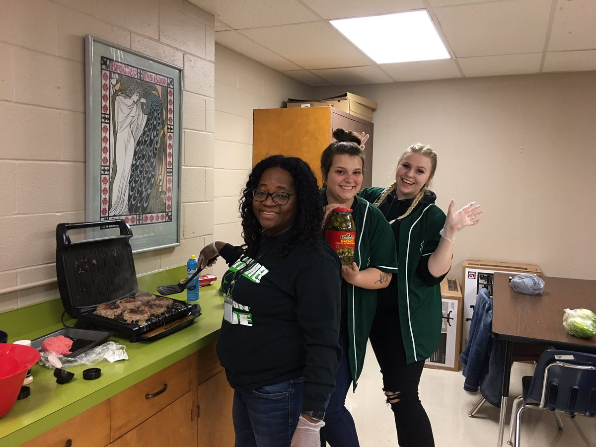GriggsHigh's tweet photo. Student Advisory Board and Ms. Peters serving up burgers today!  🍔🧡 https://t.co/8RAljbeUJh
