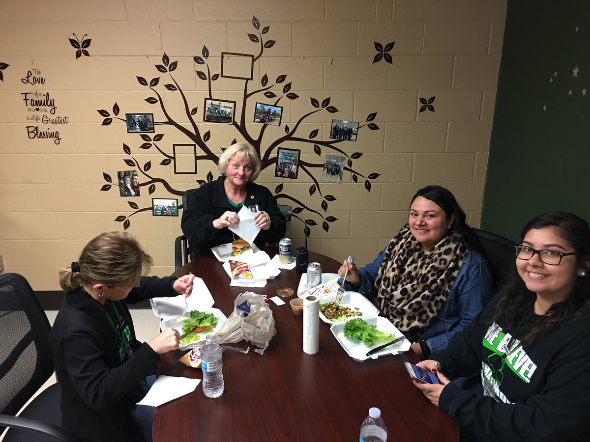 GriggsHigh's tweet photo. Student Advisory Board and Ms. Peters serving up burgers today!  🍔🧡 https://t.co/8RAljbeUJh